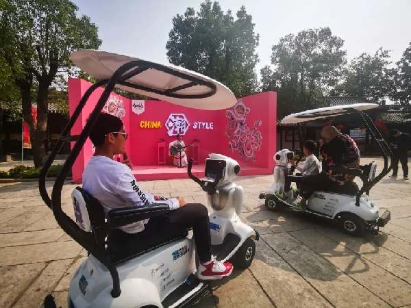 旅游观光车穿梭于风景中的绿色使者